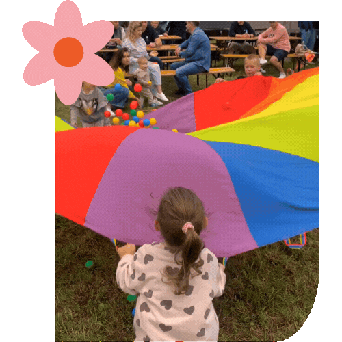 Zabawa z chustą animacyjną jako jedna z zabaw dla dzieci na animacjach Happy Kic